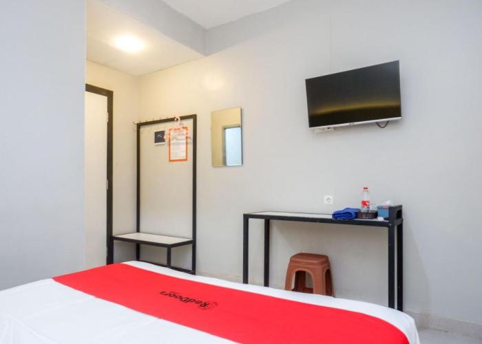RedDoorz near Stasiun Batang