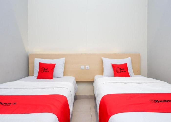 RedDoorz near Stasiun Batang