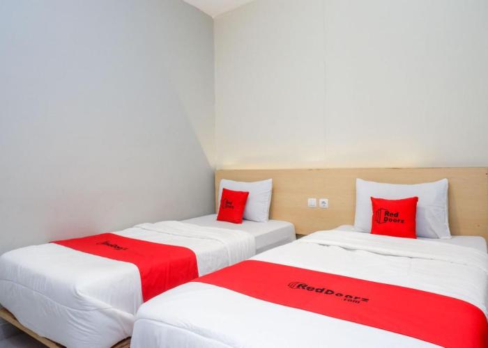 RedDoorz near Stasiun Batang