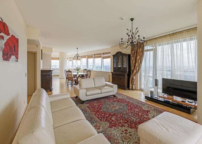 Sea view apartment on 19th floor