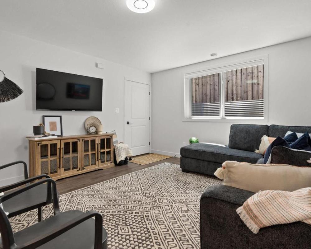 Livingston Way I Sleep 6 I Netflix I Kitchen I TV