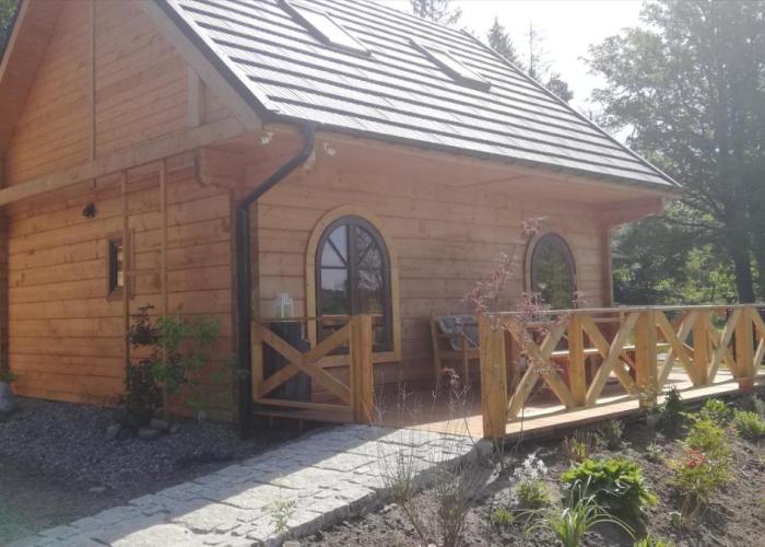 Woodorf drewnem usłane - domki z bala nad rzeką Słupią wśród pól i lasów z chatą grillową, ogniskiem i placami zabaw dla dzieci