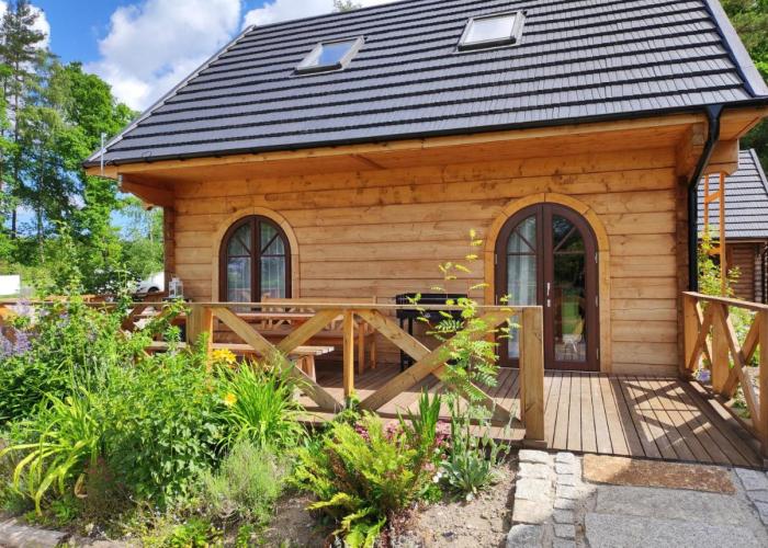 Woodorf drewnem usłane - domki z bala nad rzeką Słupią wśród pól i lasów z chatą grillową, ogniskiem i placami zabaw dla dzieci