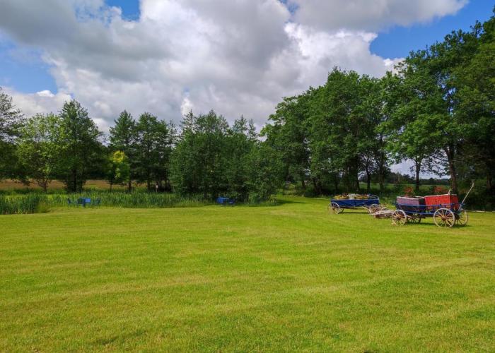 Woodorf drewnem usłane - domki z bala nad rzeką Słupią wśród pól i lasów z chatą grillową, ogniskiem i placami zabaw dla dzieci