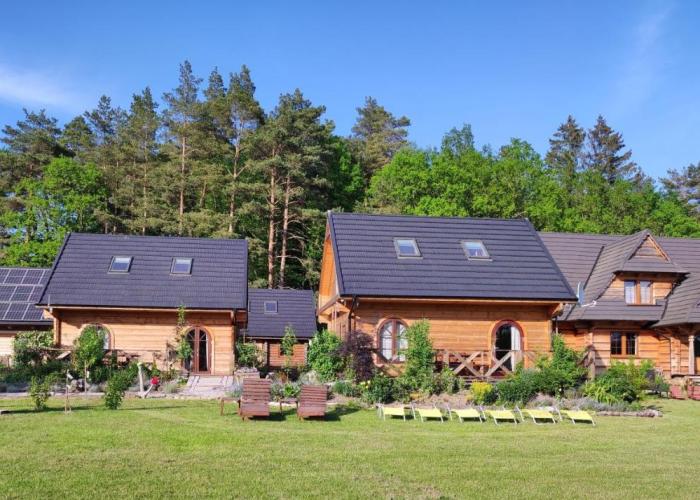 Woodorf drewnem usłane - domki z bala nad rzeką Słupią wśród pól i lasów z chatą grillową, ogniskiem i placami zabaw dla dzieci