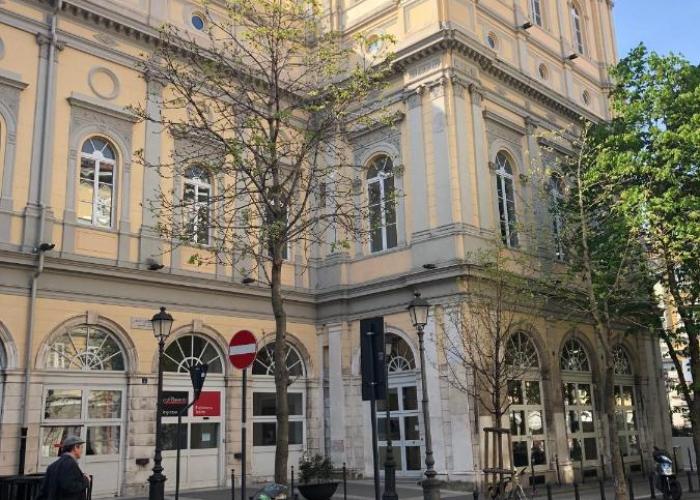 Alla Scalinata del Teatro Rossetti confort suites parcheggio