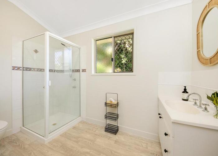 Hughes Hideaway - 2BR Cottage on 1 Acre w Air Con, King Beds