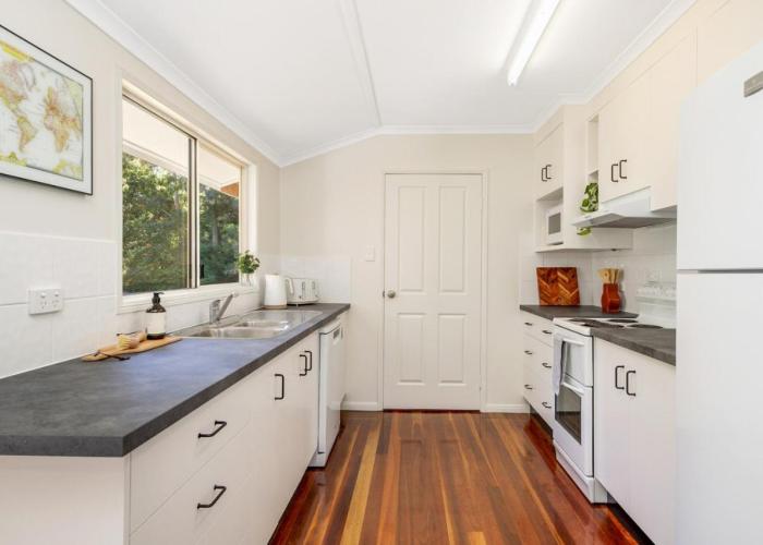 Hughes Hideaway - 2BR Cottage on 1 Acre w Air Con, King Beds