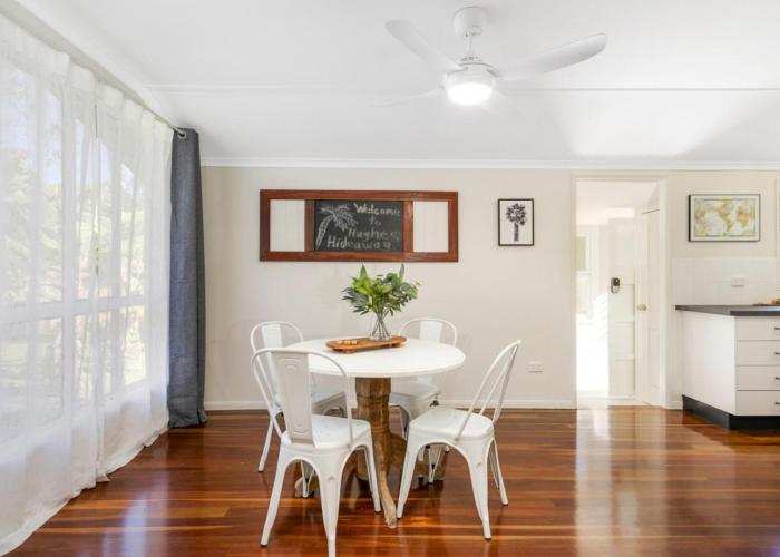 Hughes Hideaway - 2BR Cottage on 1 Acre w Air Con, King Beds