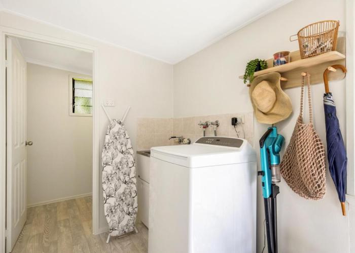 Hughes Hideaway - 2BR Cottage on 1 Acre w Air Con, King Beds