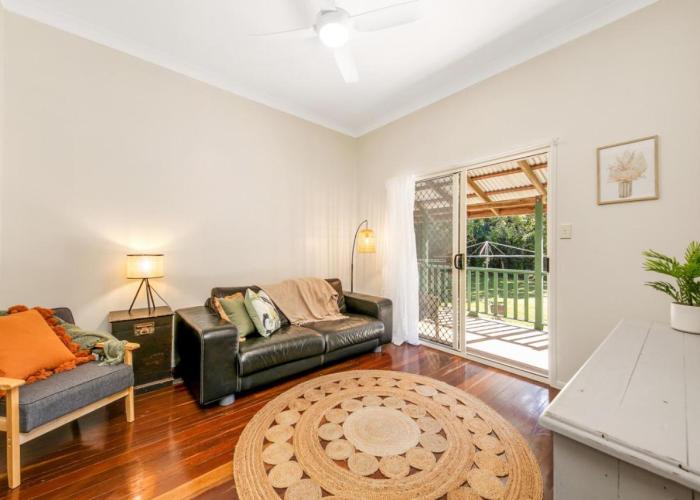 Hughes Hideaway - 2BR Cottage on 1 Acre w Air Con, King Beds