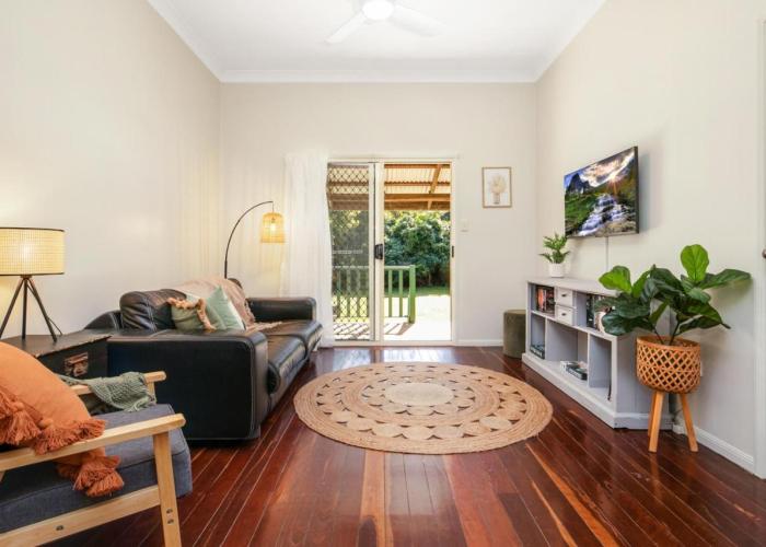 Hughes Hideaway - 2BR Cottage on 1 Acre w Air Con, King Beds