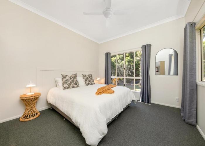 Hughes Hideaway - 2BR Cottage on 1 Acre w Air Con, King Beds