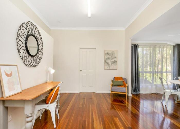 Hughes Hideaway - 2BR Cottage on 1 Acre w Air Con, King Beds
