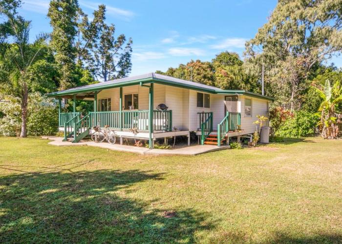 Hughes Hideaway - 2BR Cottage on 1 Acre w Air Con, King Beds