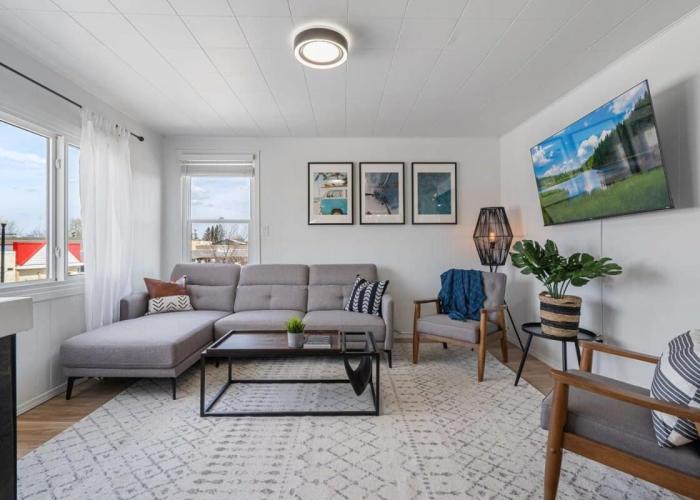 The Hidden Loft I 5-min Walk 2 Beach I DT I 55 TV