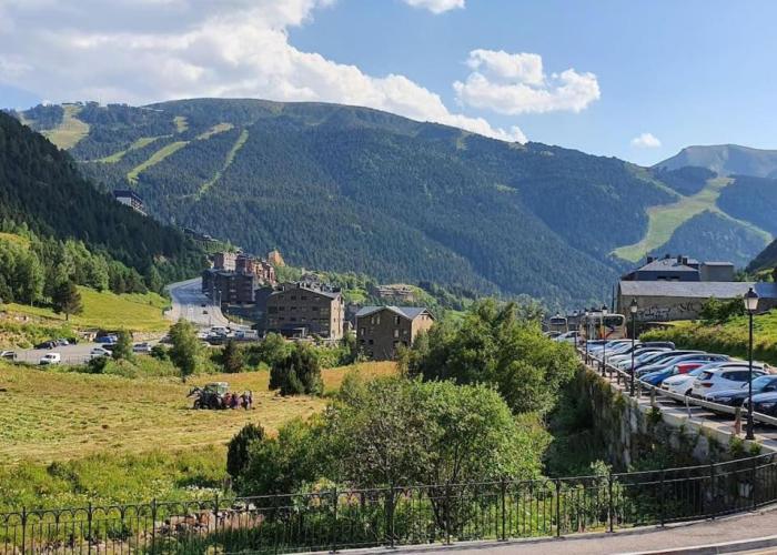 Acollidor estudi amb encant nòrdic i amb parquing, al costat de Grandvalira