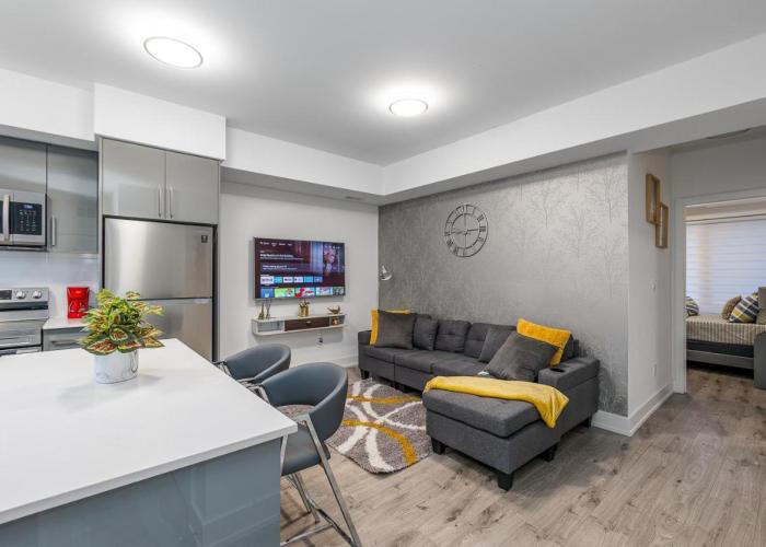Exquisite 2 Bedroom Apt, mins to the falls.