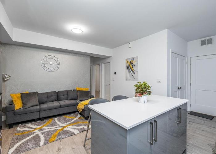 Exquisite 2 Bedroom Apt, mins to the falls.