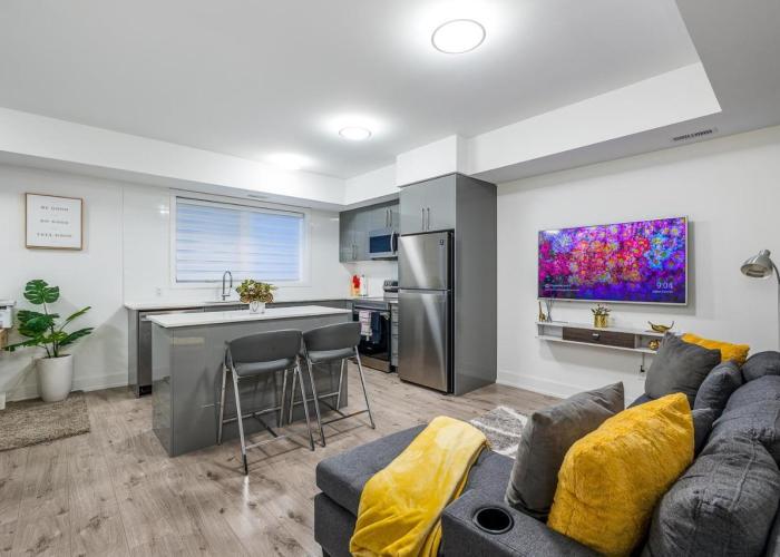 Exquisite 2 Bedroom Apt, mins to the falls.