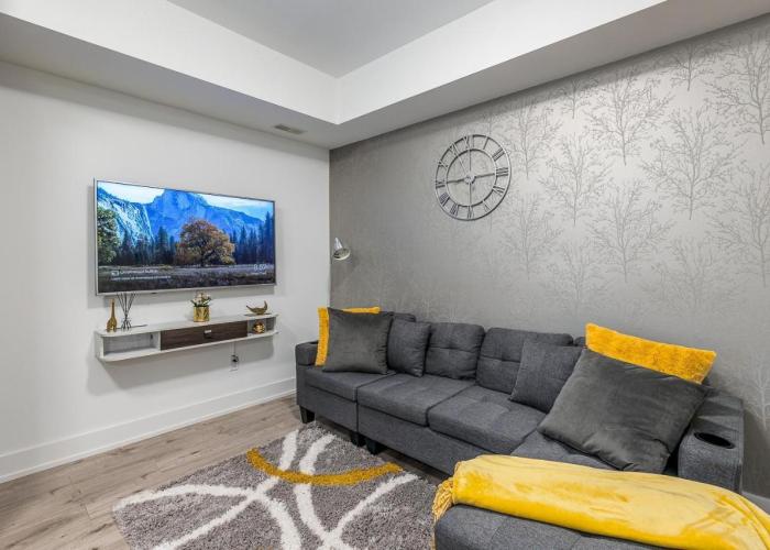 Exquisite 2 Bedroom Apt, mins to the falls.