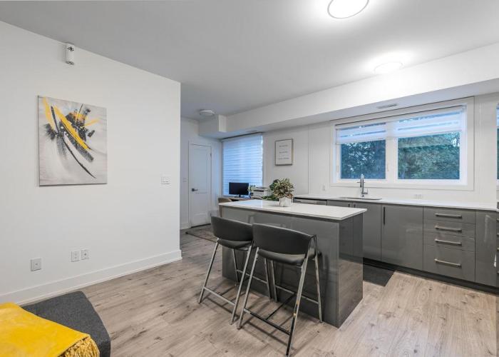 Exquisite 2 Bedroom Apt, mins to the falls.