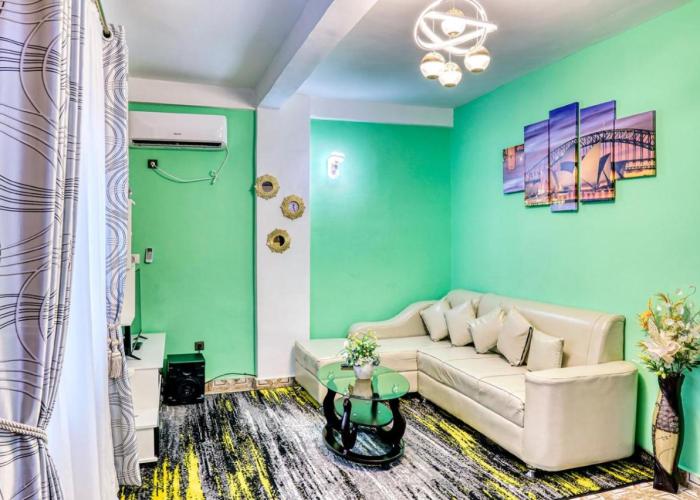 Beautiful- 1 Bedroom Apartment - Parking on site