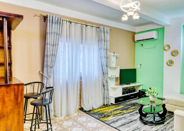 Beautiful- 1 Bedroom Apartment - Parking on site