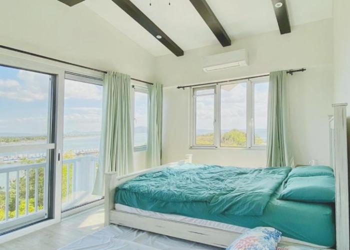 4 Bedroom Beachfront House with Private Pool in Batangas