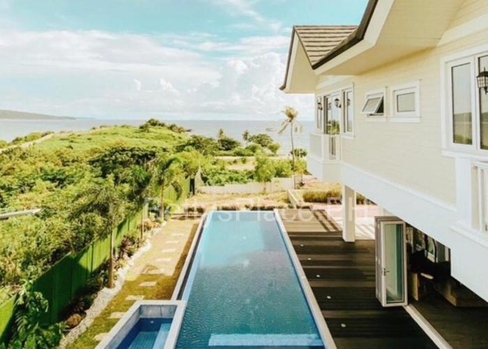 4 Bedroom Beachfront House with Private Pool in Batangas