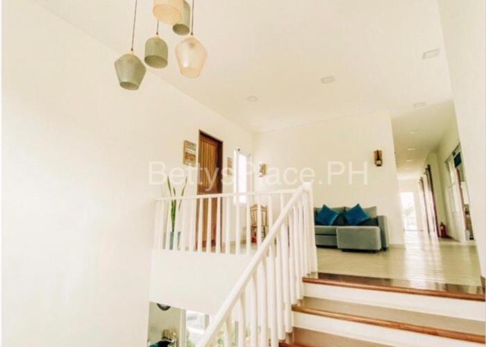 4 Bedroom Beachfront House with Private Pool in Batangas