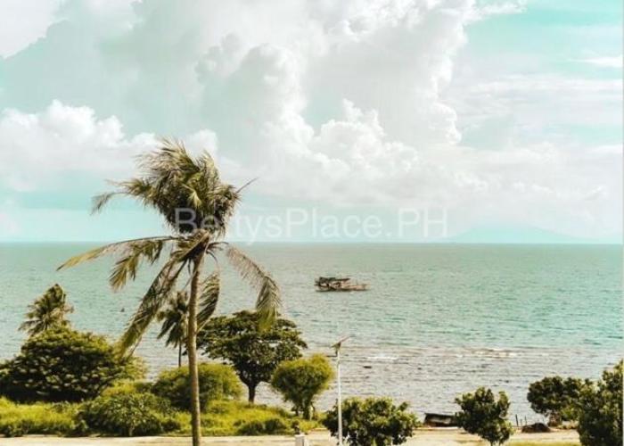4 Bedroom Beachfront House with Private Pool in Batangas