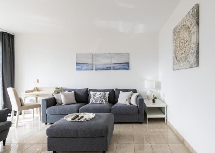 Belvedere Apartment Walking Distance from Train Station