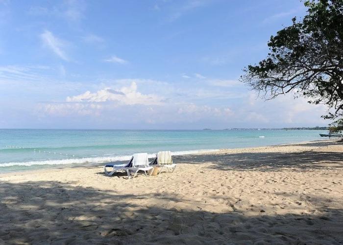 Coral Seas Beach Resort
