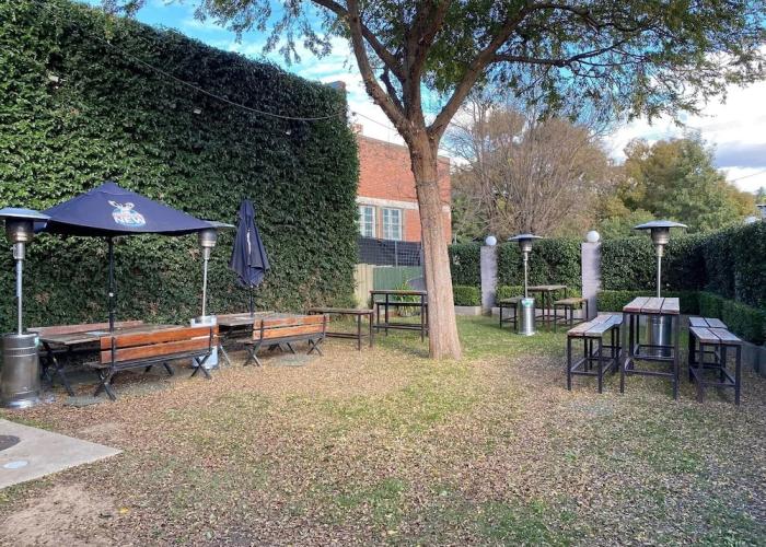 Australian Hotel Young