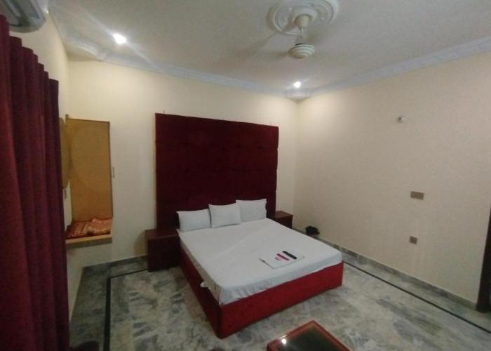 Motel 525 near Agha khan and Liaqat Hospital