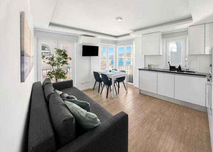 Sea Light Apartment Sesimbra. 2 bedrooms, 6 guests