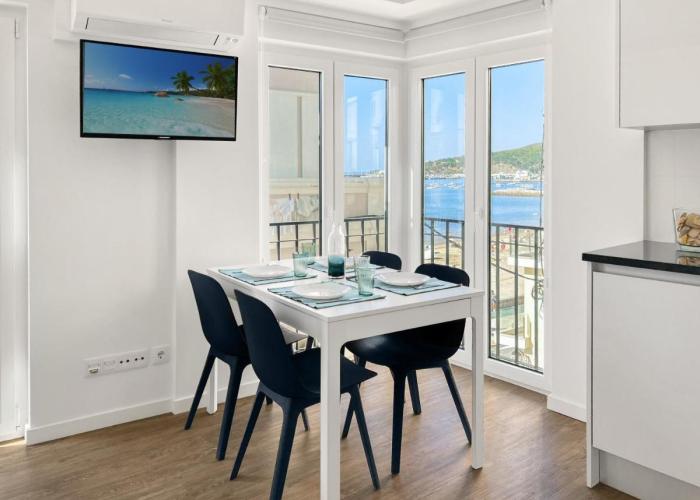 Sea Light Apartment Sesimbra. 2 bedrooms, 6 guests