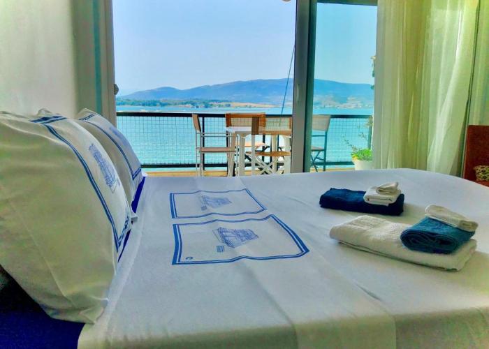 Marine Apartment with sea & port view!