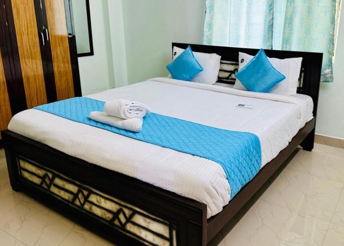 TrueLife Homestays - Location - Comfort - Service - 2BHK AC apartments for families visiting Tirupati Temple - Fast WiFi, Kitchen, Android TV - Walk to PS4 Pure Veg Restaurant, Mayabazar Super Market - Easy access to Airport, Railway Station, All Temples