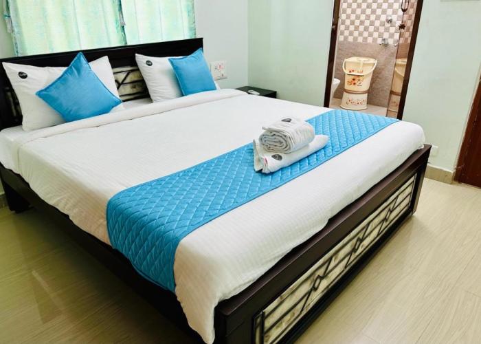 TrueLife Homestays - Location - Comfort - Service - 2BHK AC apartments for families visiting Tirupati Temple - Fast WiFi, Kitchen, Android TV - Walk to PS4 Pure Veg Restaurant, Mayabazar Super Market - Easy access to Airport, Railway Station, All Temples