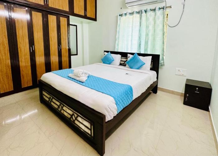 TrueLife Homestays - Location - Comfort - Service - 2BHK AC apartments for families visiting Tirupati Temple - Fast WiFi, Kitchen, Android TV - Walk to PS4 Pure Veg Restaurant, Mayabazar Super Market - Easy access to Airport, Railway Station, All Temples