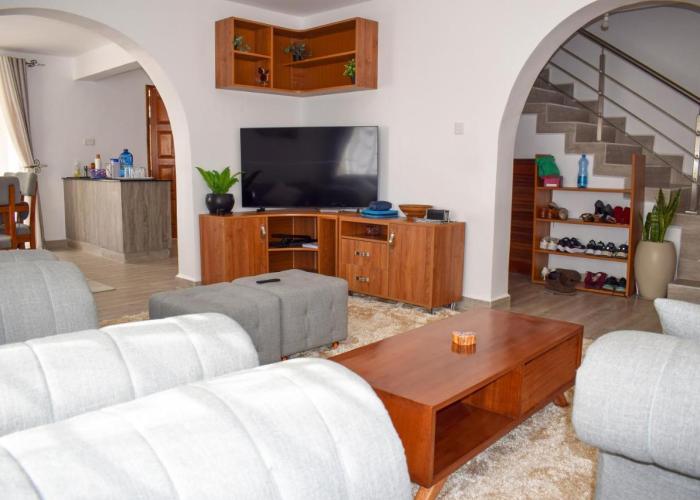 Cheerful 4-bedroom with pool