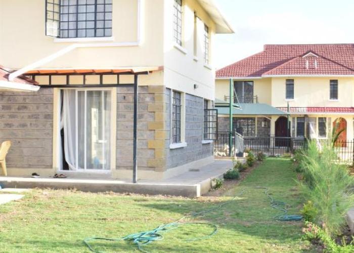 Cheerful 4-bedroom with pool