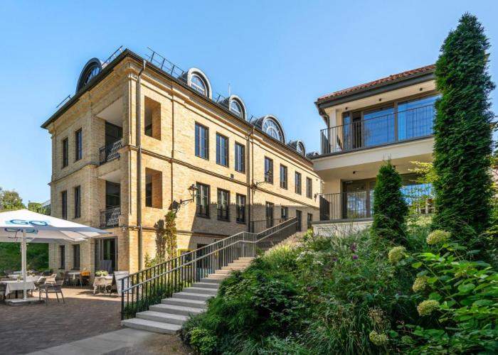 Artsy Exclusive Old Town Residence Gallery Walk