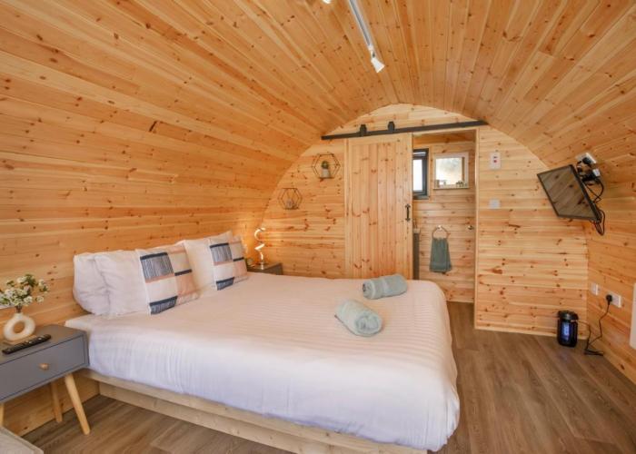 Little Meadow Pods with Hot Tub