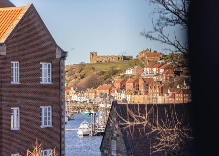 Sugar Reef - A Fantastic Modern House with Garden, Free Parking for 2 cars, Free use of Electric Vehicle Point, Whitby Beach, Shops, Bars and Restaurants just a 10 minute walk away!