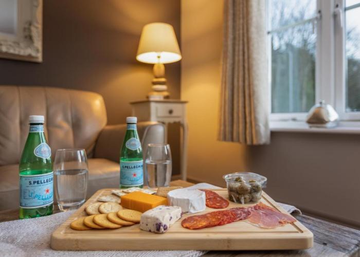 Sugar Reef - A Fantastic Modern House with Garden, Free Parking for 2 cars, Free use of Electric Vehicle Point, Whitby Beach, Shops, Bars and Restaurants just a 10 minute walk away!