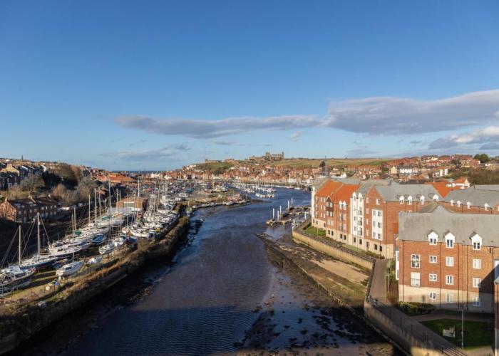 Sugar Reef - A Fantastic Modern House with Garden, Free Parking for 2 cars, Free use of Electric Vehicle Point, Whitby Beach, Shops, Bars and Restaurants just a 10 minute walk away!