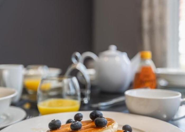 Sugar Reef - A Fantastic Modern House with Garden, Free Parking for 2 cars, Free use of Electric Vehicle Point, Whitby Beach, Shops, Bars and Restaurants just a 10 minute walk away!